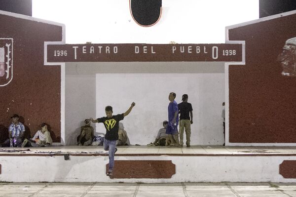 Miembros de la caravana migrate descansan en el Teatro del Pueblo, Huehuetán, Chiapas, México Miembros de la caravana migrate descansan en el Teatro del Pueblo, Huehuetán, Chiapas, México - Sputnik Mundo