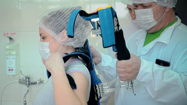 Una endocirujana se prepara para una operación con el exoesqueleto de fabricación rusa - Sputnik Mundo