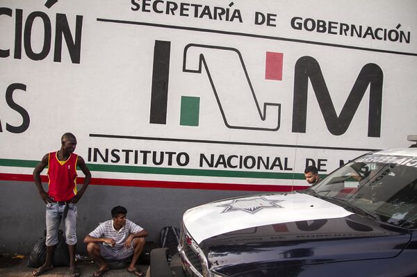 Tapachula, Chiapas: Migrantes haitianos y africanos esperan que les resuelvan su situación migratoria en la Estación Siglo XXI Tapachula, Chiapas: Migrantes haitianos y africanos esperan que les resuelvan su situación migratoria en la Estación Siglo XXI - Sputnik Mundo
