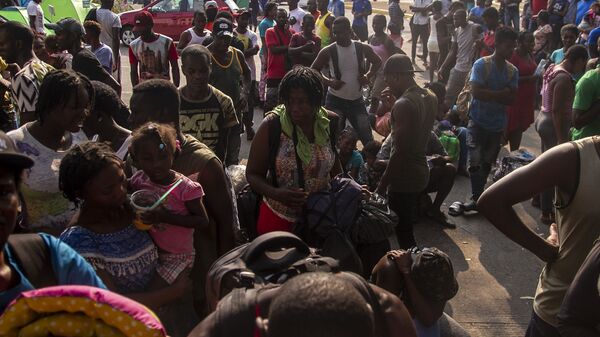 Tapachula, Chiapas: Cientos de migrantes, muchos de ellos haitianos, esperan que les resuelvan su situación migratoria en la estación Siglo XXI - Sputnik Mundo