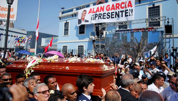 Centenares de peruanos asisten al funeral de Alan García - Sputnik Mundo