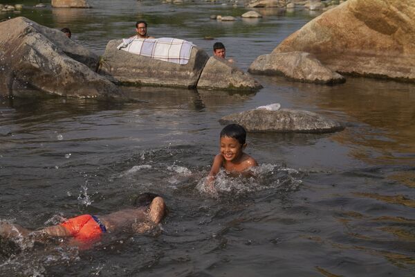 Huixtla, Chiapas: Niños del éxodo centroamericano se divierten en el rio Huixtla Huixtla, Chiapas: Niños del éxodo centroamericano se divierten en el rio Huixtla - Sputnik Mundo