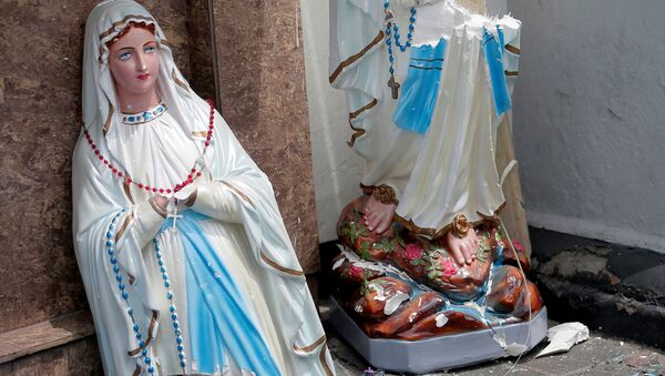 Una estatua de la Virgen María rota en dos frente a la iglesia de San Antonio de Kochchikade, Colombo - Sputnik Mundo