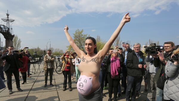 Una activista de Femen durante la segunda vuelta de las elecciones presidenciales en Ucrania - Sputnik Mundo