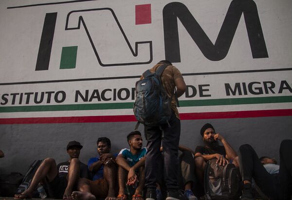 Asiáticos esperan frente a la Estación migratoria Siglo XXI por la resolución de su estancia en México Asiáticos esperan frente a la Estación migratoria Siglo XXI por la resolución de su estancia en México - Sputnik Mundo