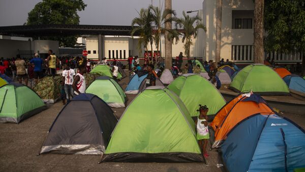 Campamento de asiáticos, africanos y haitianos frente a la cárcel migratoria Siglo XXI, quienes exigen estancia legal en México - Sputnik Mundo
