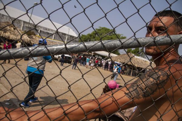 Mapastepec, Chiapas: Migrante espera en el albergue improvisado por el Gobierno para entregar visas de visitante regional, que no permiten viajar al norte del país Mapastepec, Chiapas: Migrante espera en el albergue improvisado por el Gobierno para entregar visas de visitante regional, que no permiten viajar al norte del país - Sputnik Mundo