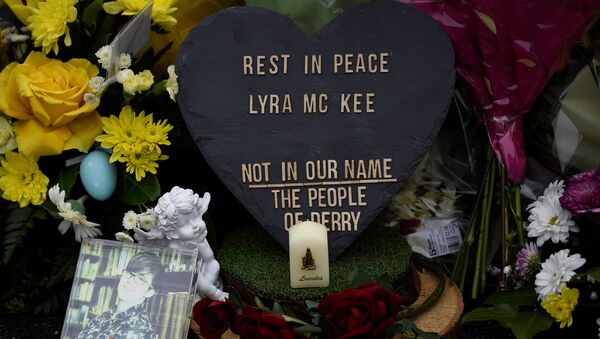 Flores en el lugar donde asesinaron a la periodista Lyra McKee - Sputnik Mundo