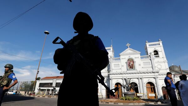 Un militar en el lugar de las explosiones en Sri Lanka - Sputnik Mundo