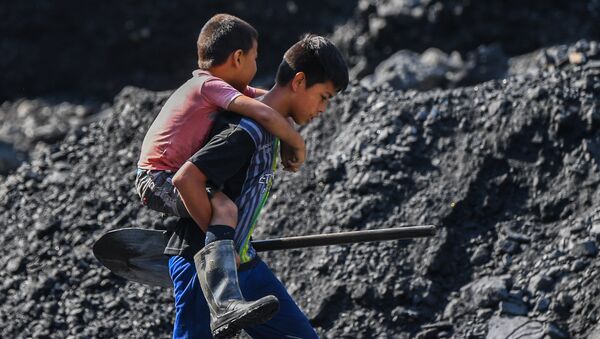 Jóvenes buscadores de esmeraldas en el río Las Ánimas, cerca de una mina en el municipio de Muzo, conocido como la 'capital mundial de las esmeraldas'. - Sputnik Mundo