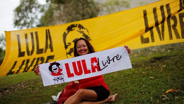 Una partidaria del expresidente Luiz Inacio Lula da Silva sostiene una pancarta con la frase 'Lula libre' - Sputnik Mundo