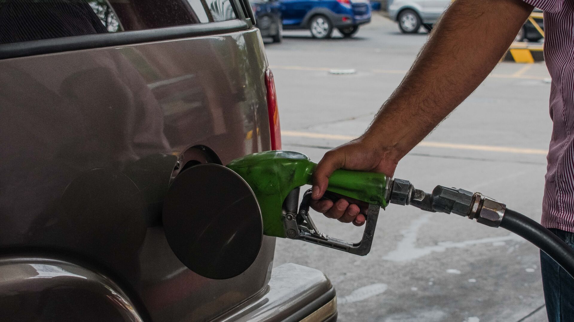 ¿Cuándo es más barato llenar el tanque de gasolina?