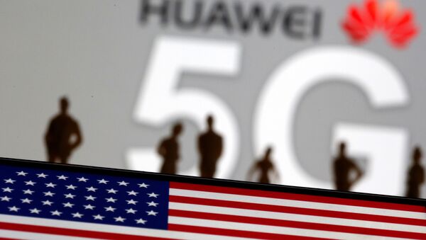 Bandera de EEUU con el fondo del logo de Huawei y la tecnología 5G (ilustración) - Sputnik Mundo