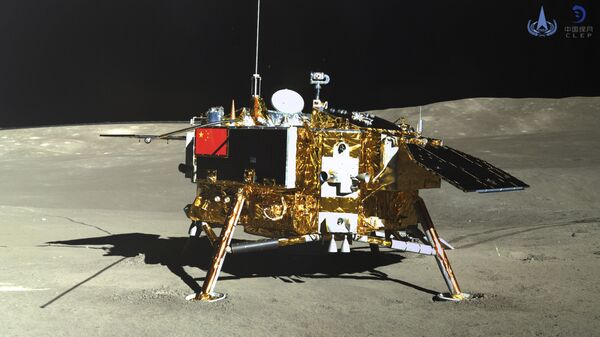 In this photo provided Jan. 12, 2019, by the China National Space Administration via Xinhua News Agency, the lunar lander of the Chang'e-4 probe is seen in a photo taken by the rover Yutu-2 on Jan. 11, 2019 - Sputnik Mundo