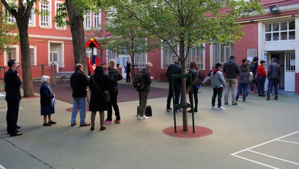 Electores esperan afuera de un colegio electoral en Madrid - Sputnik Mundo