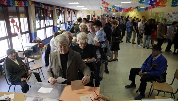 Una cola de votantes durante las elecciones generales españolas del 28 de abril de 2019 - Sputnik Mundo