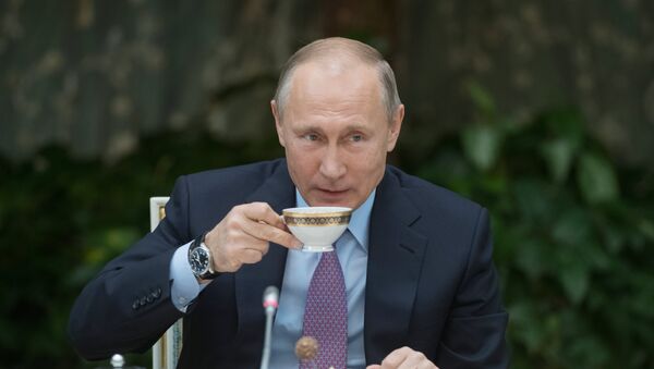 Vladímir Putin, presidente de Rusia, con una taza de té - Sputnik Mundo