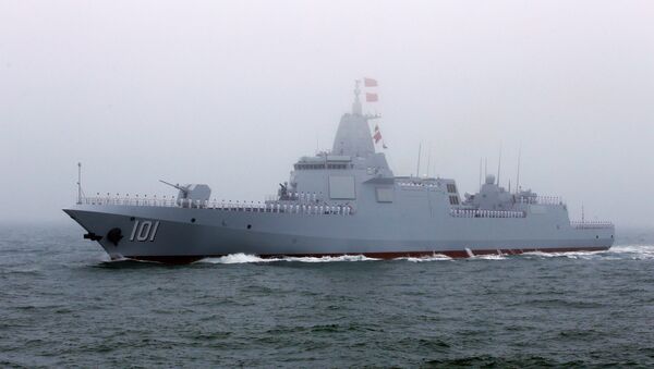 El destructor Type 055 durante el desfile naval en honor al 70 aniversario de la Marina de Guerra de China - Sputnik Mundo