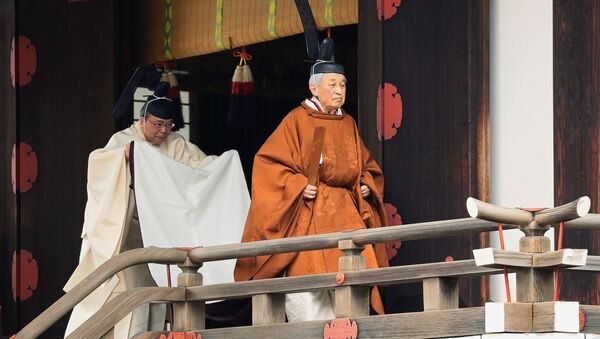 Akihito, emperador de Japón durante el ritual Taiirei-Tojitsu-Kashikodokoro-Omae-no-gi - Sputnik Mundo