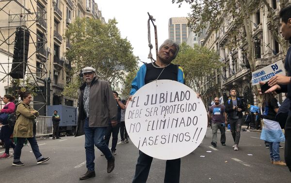 Los jubilados han sido uno de los sectores que más fuerte se vio afectado en la actual crisis que atraviesa Argentina - Sputnik Mundo