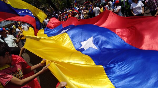Personas con bandera de Venezuela - Sputnik Mundo