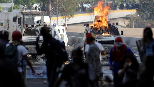 Los partidarios de la oposición venezolana se enfrentan a las fuerzas de seguridad del país (archivo) - Sputnik Mundo