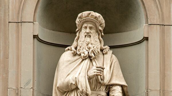 Estatua de Leonardo Da Vinci en la fachada de la Galería de los Uffizi en Florencia - Sputnik Mundo