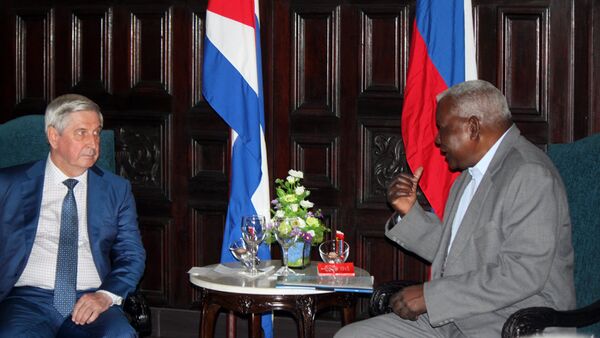 Iván Melnikov (izq) conversa con presidente del parlamento cubano Esteban Lazo. Iván Melnikov (izq) conversa con presidente del parlamento cubano Esteban Lazo. - Sputnik Mundo