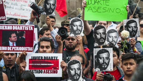 Protesta de fotorreporteros en Ciudad de México en 2015 por el asesinato del fotoperiodista Rubén Espinosa; en vida recibió innumerables amenazas de muerte - Sputnik Mundo