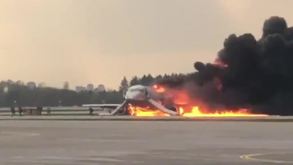 Avión de pasajeros Sukhoi Superjet 100 en llamas en el aeropuerto Sheremétievo de Moscú - Sputnik Mundo