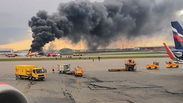 Aeropuerto Sheremétievo de Moscú durante el incendio del avión Superjet 100 - Sputnik Mundo