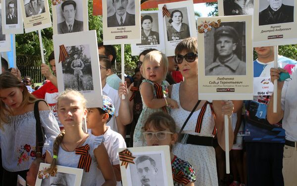 Rusos y cubanos realizan el Regimiento Inmortal en la Habana para recordar victoria contra el fascismo - Sputnik Mundo