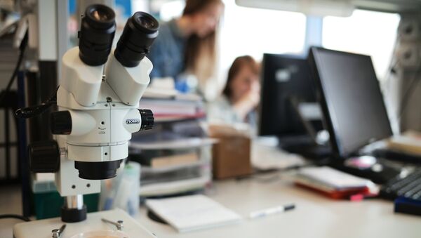 Un microscopio en un laboratorio de una universidad rusa - Sputnik Mundo