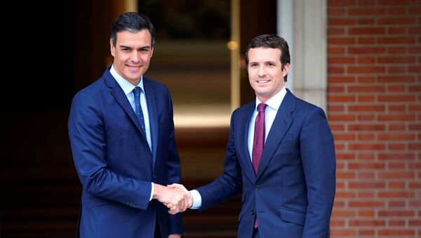 El presidente en funciones de España, Pedro Sánchez, y el presidente del Partido Popular, Pablo Casado - Sputnik Mundo