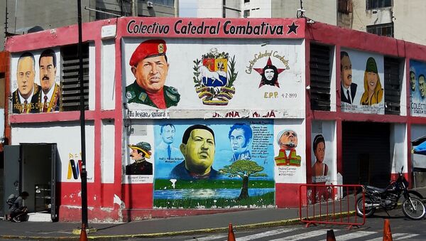 Un mural en Caracas que recuerda a Hugo Chávez y otras figuras de la Revolución bolivariana - Sputnik Mundo