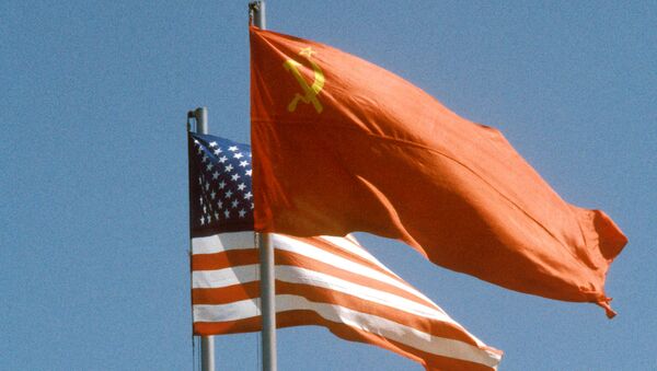 Banderas de la URSS y de EEUU (archivo) - Sputnik Mundo