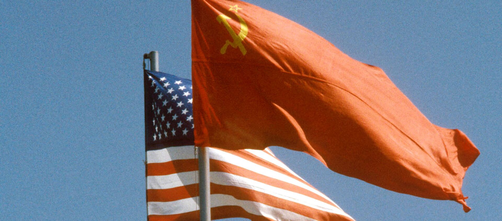 Banderas de la URSS y de EEUU (archivo) - Sputnik Mundo, 1920, 07.05.2019