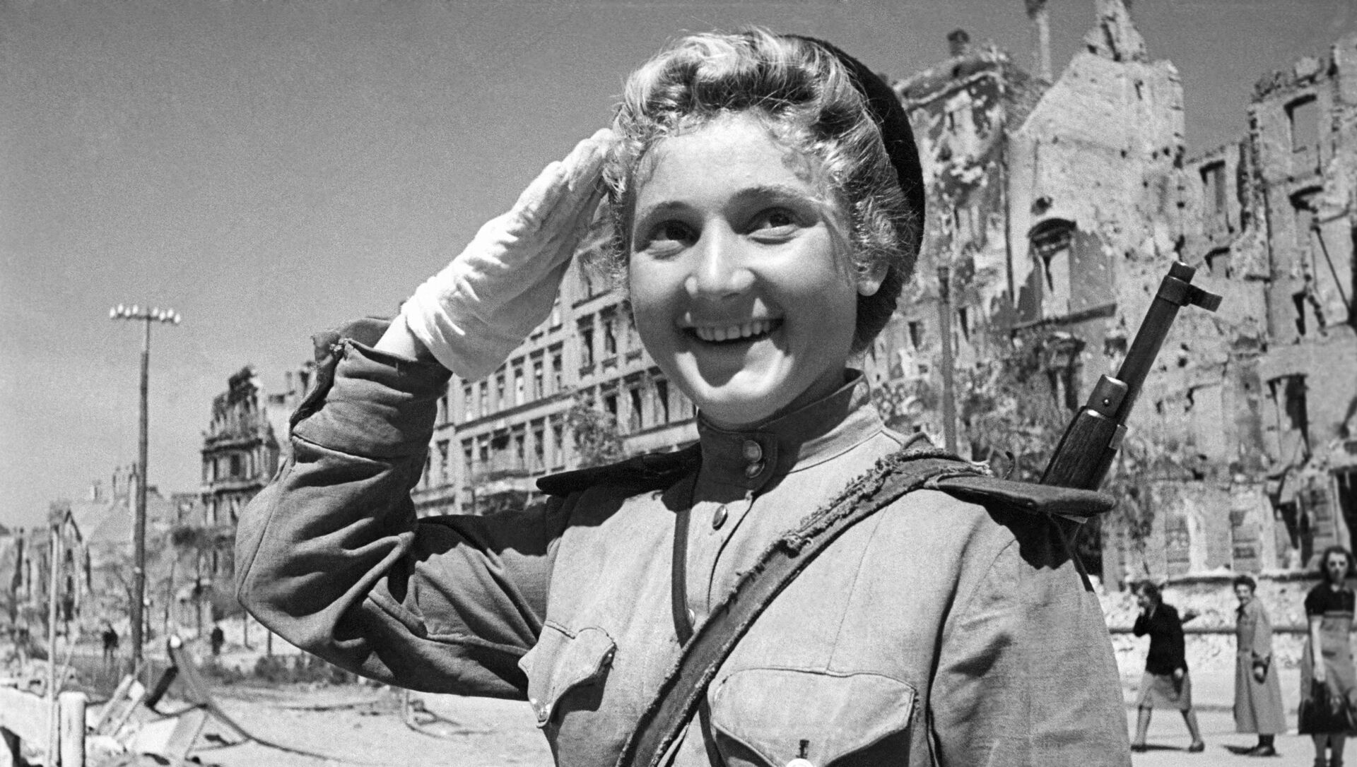 Солдат радуется. Победа в войне. Женщины в Великой Отечественной войне.