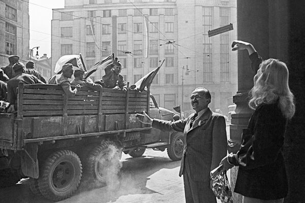 Los residentes de Praga saludan a los soldados soviéticos. - Sputnik Mundo