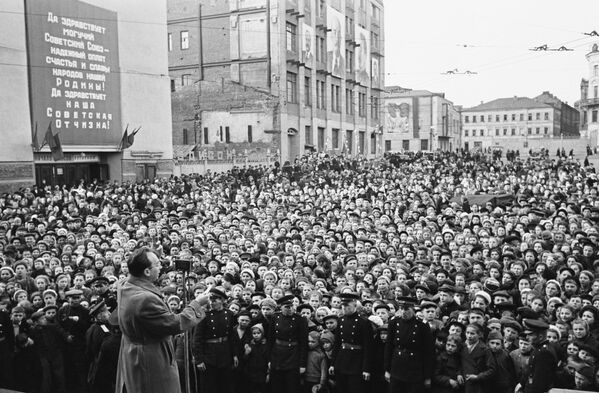 En cada familia soviética alguien murió en el frente o fue asesinado por los nazis durante la ocupación. En la foto: el artista soviético Emmanuíl Kaminka durante una actuación en las calles de Moscú, el 9 de mayo de 1945. - Sputnik Mundo