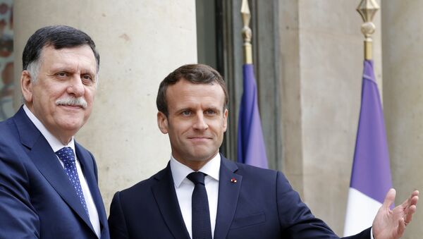Jefe del Gobierno de Unidad Nacional de Libia, Fayez Sarraj, y presidente francés, Emmanuel Macron - Sputnik Mundo