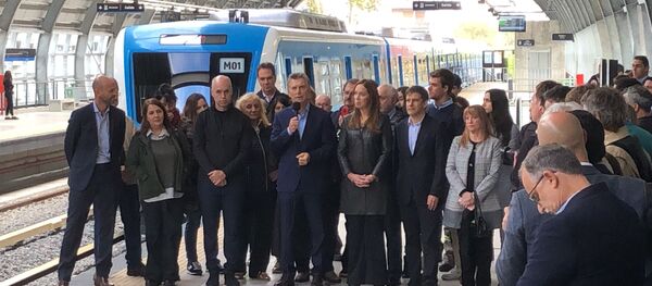 El presidente Mauricio Macri y otras autoridades hablan en la inauguración del viaducto del tren Mitre El presidente Mauricio Macri y otras autoridades hablan en la inauguración del viaducto del tren Mitre - Sputnik Mundo