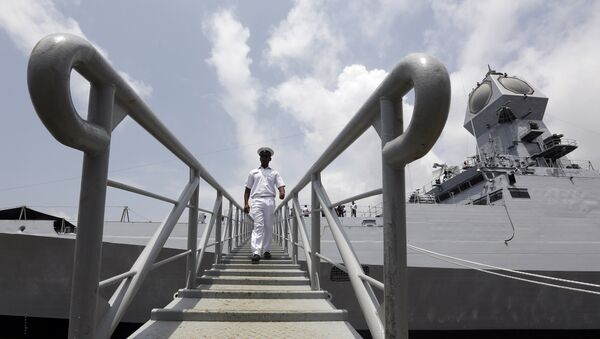 Un militar de la India desembarca de la nave INS Kolkata - Sputnik Mundo