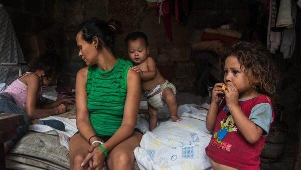 La mujer venezolana de la comunidad 27 de Febrero con sus hijos - Sputnik Mundo