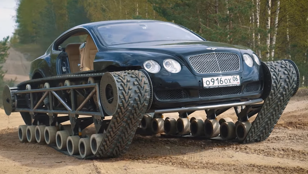 Así convierten un Bentley deportivo en un monstruo de tanque - Sputnik Mundo