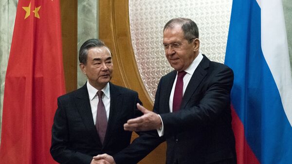 Ministro de Asuntos Exteriores de China, Wang Yi, y su homólogo ruso, Serguéi Lavrov - Sputnik Mundo
