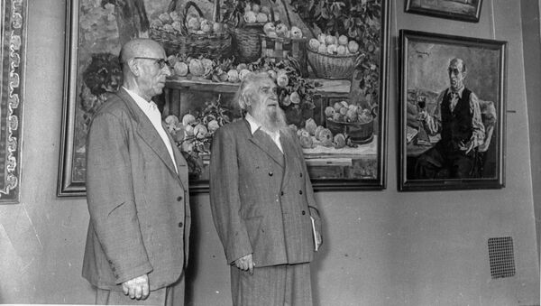 El pintor y escultor español, Alberto Sánchez (izqd) y el escultor ruso, Sergúei Koniónkov - Sputnik Mundo