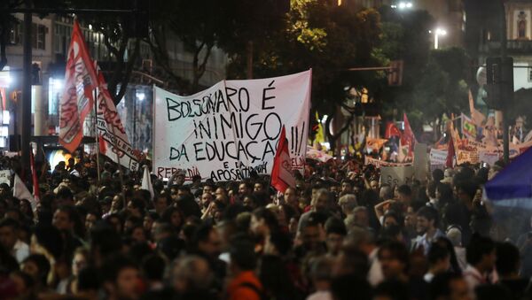 Protesta en Río de Janeiro contra recortes de Bolsonaro a la educación - Sputnik Mundo