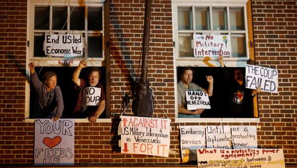 Activistas en la Embajada de Venezuela en Washington - Sputnik Mundo