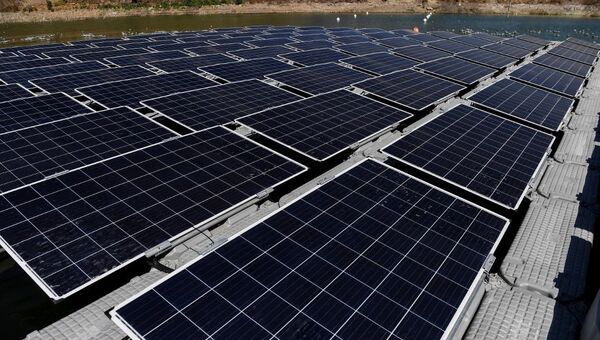 Un parque fotovoltaico instalado sobre una plataforma flotante en Colina, Chile - Sputnik Mundo